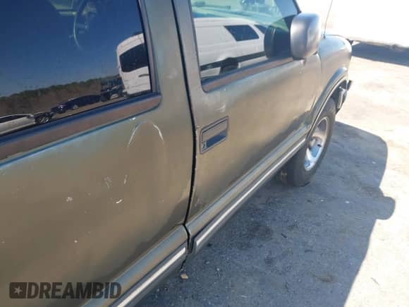 2001 Chevrolet Blazer LT with VIN 1GNCS13WX12137232, listed as a IAAI auction lot 41670172 with Not provided miles and . Bid and sale history available at DreamBid. Image 17.