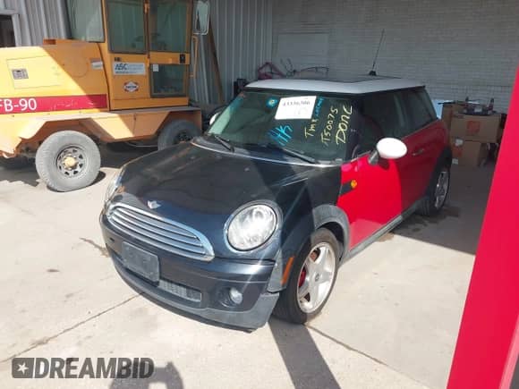 2007 MINI Hardtop с VIN WMWMF33557TT50075, выставлен на аукционе IAAI как лот 43336306 с пробегом 149 555 миль миль и . История ставок и продаж доступна на DreamBid. Изображение 2.