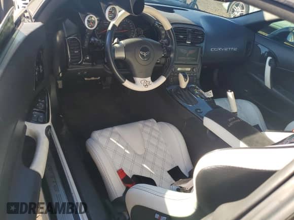 2008 Chevrolet Corvette с VIN 1G1YY26W285131831, выставлен на аукционе Copart как лот 86121135 с пробегом 60 347 миль миль и Списание • Salvage title. История ставок и продаж доступна на DreamBid. Изображение 8.