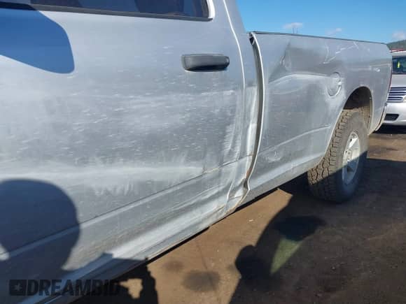 2010 Dodge 1500 Sport z VIN 3D7JV1ET4AG106498, wystawiony jako IAAI lot #40344688 z przebiegiem 158 660 mil mil oraz . Historia ofert i sprzedaży dostępna na DreamBid. Obrazek 6.