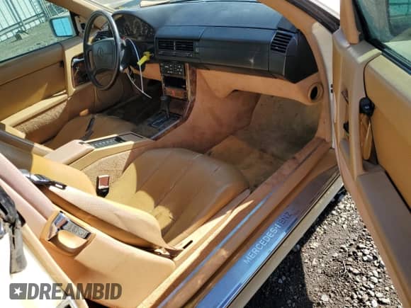 1991 Mercedes-Benz SL z VIN WDBFA61E1MF032333, wystawiony jako Copart lot #76745074 z przebiegiem 198 982 mil mil oraz Czysty tytuł • Clean title. Historia ofert i sprzedaży dostępna na DreamBid. Obrazek 8.