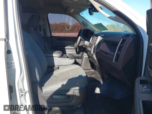 2019 Ram 1500 Tradesman z VIN 1C6RR6FG3KS680690, wystawiony jako IAAI lot #43167293 z przebiegiem 14 566 mil mil oraz . Historia ofert i sprzedaży dostępna na DreamBid. Obrazek 5.