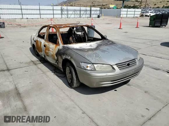 1998 Toyota Camry LE z VIN JT2BG22K2W0161742, wystawiony jako Copart lot #69612205 z przebiegiem Nie podano mil oraz Szkoda całkowita • Salvage title. Historia ofert i sprzedaży dostępna na DreamBid. Obrazek 12.