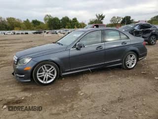 2013 Mercedes-Benz C 300 Luxury z VIN WDDGF8AB8DA791881, wystawiony jako Copart lot #87446505 z przebiegiem 304 962 mil mil oraz Czysty tytuł • Clean title. Historia ofert i sprzedaży dostępna na DreamBid. Obrazek 1.