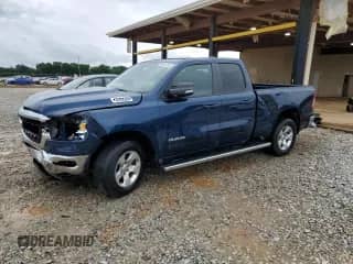 2022 Ram 1500 Lone Star z VIN 1C6RREBG0NN217750, wystawiony jako Copart lot #58637235 z przebiegiem 69 178 mil mil oraz Szkoda całkowita • Salvage title. Historia ofert i sprzedaży dostępna na DreamBid. Obrazek 1.