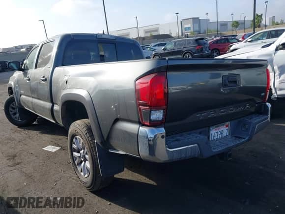 2018 Toyota Tacoma SR5 z VIN 3TMBZ5DN8JM013191, wystawiony jako IAAI lot #42555761 z przebiegiem 34 542 mil mil oraz . Historia ofert i sprzedaży dostępna na DreamBid. Obrazek 3.