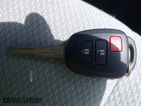 2016 Toyota Prius One z VIN JTDKDTB37G1134269, wystawiony jako IAAI lot #42040779 z przebiegiem 38 443 mil mil oraz . Historia ofert i sprzedaży dostępna na DreamBid. Obrazek 11.