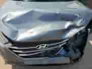 2017 Hyundai Tucson SE z VIN KM8J33A42HU451557, wystawiony jako Copart lot #65680005 z przebiegiem 77 000 mil mil oraz Szkoda całkowita • Salvage title. Historia ofert i sprzedaży dostępna na DreamBid. Obrazek 12.