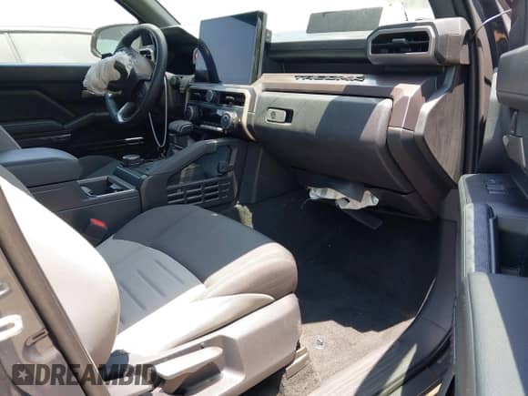 2024 Toyota Tacoma SR5 z VIN 3TMLB5JN5RM080565, wystawiony jako IAAI lot #42584677 z przebiegiem 17 149 mil mil oraz . Historia ofert i sprzedaży dostępna na DreamBid. Obrazek 5.