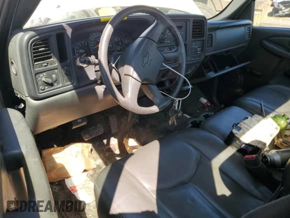 2003 Chevrolet Silverado 2500HD Work Truck z VIN 1GCHC24UX3E321389, wystawiony jako Copart lot #50067755 z przebiegiem 55 161 mil mil oraz Czysty tytuł • Clean title. Historia ofert i sprzedaży dostępna na DreamBid. Obrazek 8.