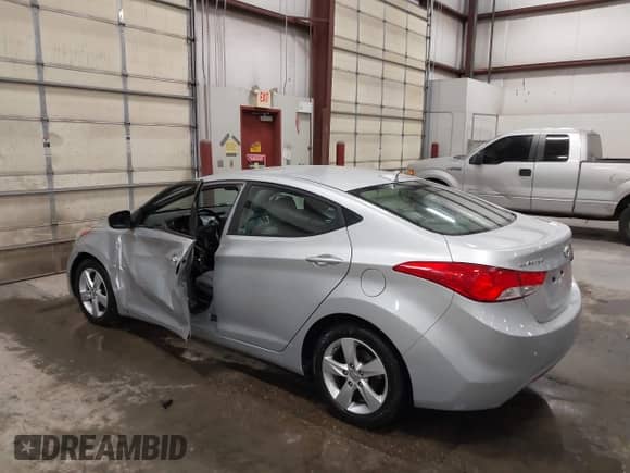 2013 Hyundai Elantra GLS z VIN 5NPDH4AE6DH300890, wystawiony jako IAAI lot #43073166 z przebiegiem 163 666 mil mil oraz . Historia ofert i sprzedaży dostępna na DreamBid. Obrazek 3.