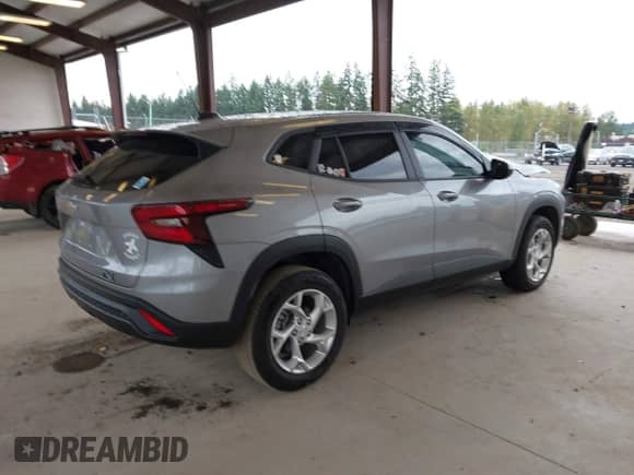 2024 Chevrolet Trax LS z VIN KL77LFE21RC087158, wystawiony jako IAAI lot #43323756 z przebiegiem 21 210 mil mil oraz . Historia ofert i sprzedaży dostępna na DreamBid. Obrazek 4.