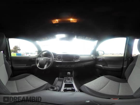 2020 Toyota Tacoma SR5 z VIN 3TMBZ5DN8LM023920, wystawiony jako IAAI lot #42015118 z przebiegiem 46 137 mil mil oraz . Historia ofert i sprzedaży dostępna na DreamBid. Obrazek 19.