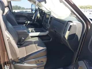 2018 Chevrolet Silverado 2500HD LTZ z VIN 1GC1KWEYXJF165780, wystawiony jako IAAI lot #43223310 z przebiegiem 111 028 mil mil oraz . Historia ofert i sprzedaży dostępna na DreamBid. Obrazek 5.