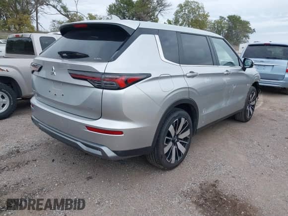 2025 Mitsubishi Outlander SE z VIN JA4J4VA83SZ016874, wystawiony jako IAAI lot #43491496 z przebiegiem 8 726 mil mil oraz . Historia ofert i sprzedaży dostępna na DreamBid. Obrazek 4.