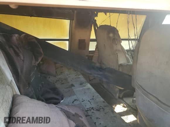 1996 Chevrolet Chevy Van z VIN 1GBFG15R7T1013186, wystawiony jako Copart lot #65969645 z przebiegiem Nie podano mil oraz Czysty tytuł • Clean title. Historia ofert i sprzedaży dostępna na DreamBid. Obrazek 11.