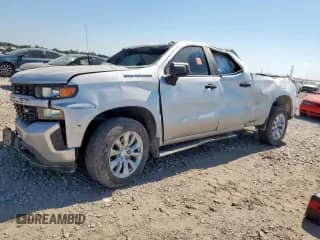 2021 Chevrolet Silverado 1500 Custom z VIN 1GCRWBEK1MZ343879, wystawiony jako Copart lot #82342645 z przebiegiem Nie podano mil oraz Nie do naprawy • Non repairable. Historia ofert i sprzedaży dostępna na DreamBid. Obrazek 1.