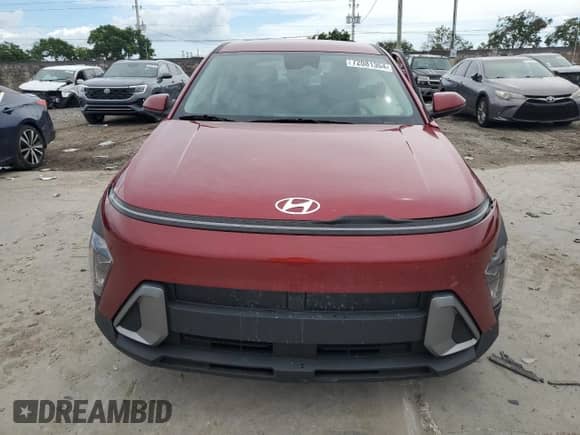 2024 Hyundai Kona SE z VIN KM8HA3ABXRU128992, wystawiony jako Copart lot #72081364 z przebiegiem 4 250 mil mil oraz Nie do naprawy • Non repairable. Historia ofert i sprzedaży dostępna na DreamBid. Obrazek 5.