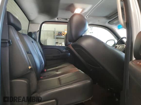 2011 GMC Sierra 1500 SLT z VIN 3GTP2WE37BG150961, wystawiony jako Copart lot #84875285 z przebiegiem 290 890 mil mil oraz Czysty tytuł • Clean title. Historia ofert i sprzedaży dostępna na DreamBid. Obrazek 10.