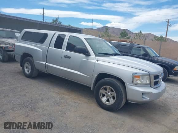 2008 Dodge Dakota SLT with VIN 1D7HW42K88S517074, listed as a IAAI auction lot 42647662 with 279,173 mi miles and . Bid and sale history available at DreamBid. Image 1.