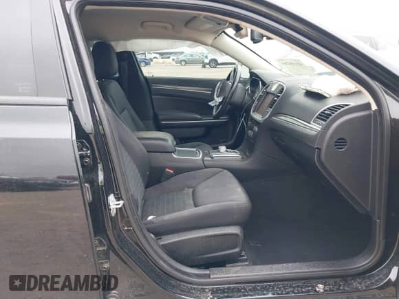 2022 Chrysler 300 Touring z VIN 2C3CCAAG7NH147090, wystawiony jako IAAI lot #43114204 z przebiegiem 66 291 mil mil oraz . Historia ofert i sprzedaży dostępna na DreamBid. Obrazek 5.