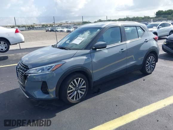 2024 Nissan Kicks SV z VIN 3N1CP5CV3RL576696, wystawiony jako IAAI lot #42656296 z przebiegiem 18 741 mil mil oraz . Historia ofert i sprzedaży dostępna na DreamBid. Obrazek 2.