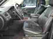 2010 Chevrolet Tahoe LTZ с VIN 1GNUKCE0XAR287678, выставлен на аукционе Copart как лот 80432845 с пробегом 207 563 миль миль и Списание • Salvage title. История ставок и продаж доступна на DreamBid. Изображение 7.