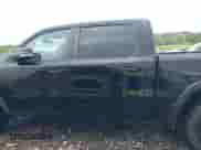 2020 Ram 1500 Rebel z VIN 1C6SRFLTXLN299096, wystawiony jako IAAI lot #42149383 z przebiegiem 60 050 mil mil oraz . Historia ofert i sprzedaży dostępna na DreamBid. Obrazek 14.