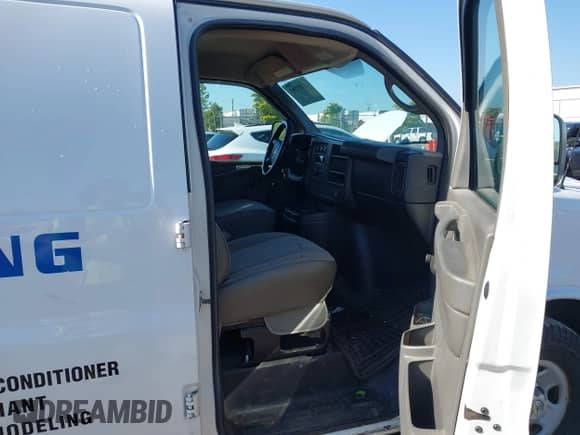 2013 Chevrolet Express Cargo z VIN 1GCWGFCA9D1190510, wystawiony jako IAAI lot #43103295 z przebiegiem 197 185 mil mil oraz . Historia ofert i sprzedaży dostępna na DreamBid. Obrazek 5.