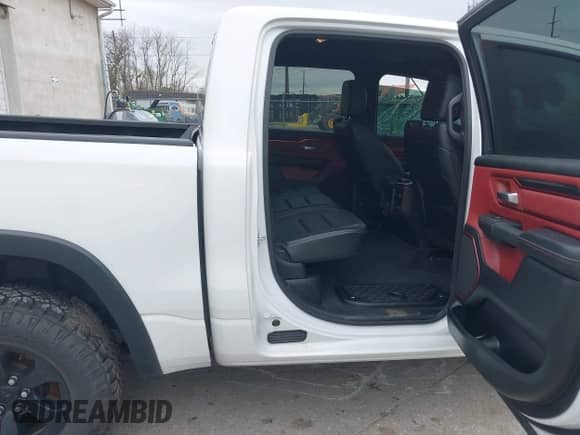 2022 Ram 1500 Rebel z VIN 1C6SRFLT1NN267513, wystawiony jako IAAI lot #41961821 z przebiegiem 140 488 mil mil oraz . Historia ofert i sprzedaży dostępna na DreamBid. Obrazek 8.