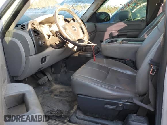 2009 GMC Sierra 1500 z VIN 1GTHC49K59E140731, wystawiony jako Copart lot #85445764 z przebiegiem 245 081 mil mil oraz Szkoda całkowita • Salvage title. Historia ofert i sprzedaży dostępna na DreamBid. Obrazek 7.