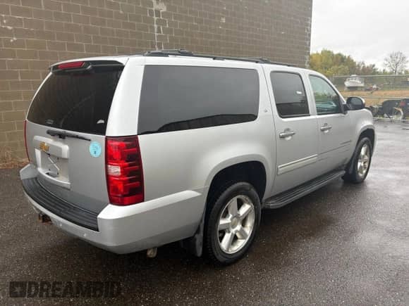 2013 Chevrolet Suburban LT with VIN 1GNSKJE71DR263248, listed as a Copart auction lot 86150925 with 197,711 mi miles and Clean title. Bid and sale history available at DreamBid. Image 4.