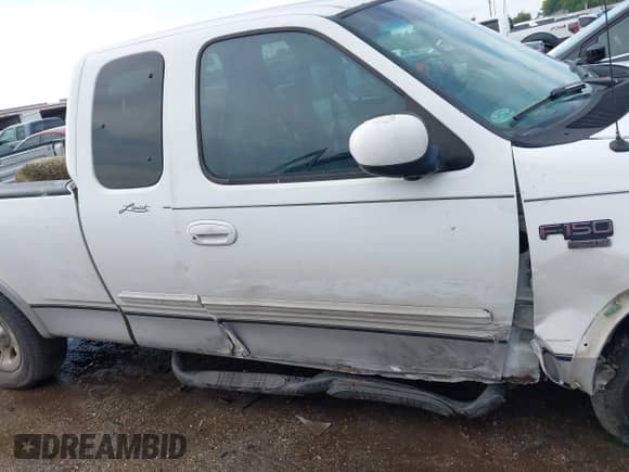 2000 Ford F-150 XL z VIN 1FTRX17LXYNA38021, wystawiony jako IAAI lot #43087000 z przebiegiem Nie podano mil oraz . Historia ofert i sprzedaży dostępna na DreamBid. Obrazek 13.