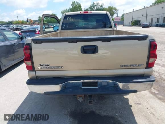 2004 Chevrolet Silverado 1500 LS with VIN 1GCEC14T84Z306534, listed as a IAAI auction lot 42603911 with 172,896 mi miles and . Bid and sale history available at DreamBid. Image 13.