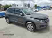 2013 Volkswagen Tiguan SE z VIN WVGAV3AX4DW581925, wystawiony jako Copart lot #55970105 z przebiegiem 115 504 mil mil oraz Czysty tytuł • Clean title. Historia ofert i sprzedaży dostępna na DreamBid. Obrazek 4.