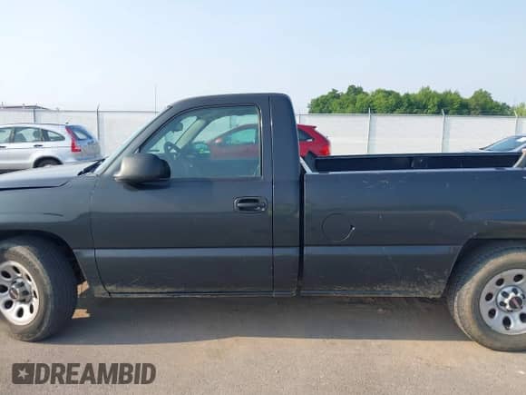 2005 GMC Sierra 1500 Work Truck z VIN 1GTEC14X05Z190508, wystawiony jako IAAI lot #42404098 z przebiegiem 169 043 mil mil oraz . Historia ofert i sprzedaży dostępna na DreamBid. Obrazek 14.
