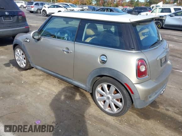 2009 MINI Hardtop S с VIN WMWMF73529TT99485, выставлен на аукционе IAAI как лот 43543003 с пробегом 101 131 миль миль и . История ставок и продаж доступна на DreamBid. Изображение 3.