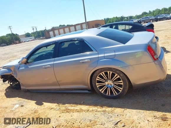 2013 Chrysler 300 S с VIN 2C3CCABT2DH686744, выставлен на аукционе IAAI как лот 42626891 с пробегом 105 121 миль миль и . История ставок и продаж доступна на DreamBid. Изображение 14.