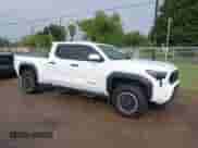 2024 Toyota Tacoma SR5 с VIN 3TMLB5JN2RM064484, выставлен на аукционе IAAI как лот 42620511 с пробегом 10 364 миль миль и . История ставок и продаж доступна на DreamBid. Изображение 14.