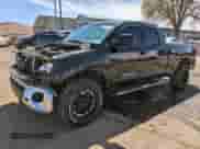 2012 Toyota Tundra z VIN 5TFRU5F10CX028076, wystawiony jako Copart lot #50353735 z przebiegiem 171 321 mil mil oraz Szkoda całkowita • Salvage title. Historia ofert i sprzedaży dostępna na DreamBid. Obrazek 1.