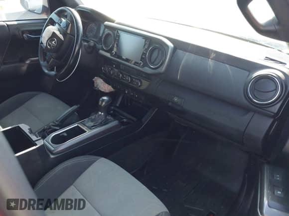 2021 Toyota Tacoma SR z VIN 5TFCZ5AN0MX262902, wystawiony jako IAAI lot #43535009 z przebiegiem 70 926 mil mil oraz . Historia ofert i sprzedaży dostępna na DreamBid. Obrazek 5.