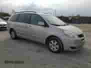 2004 Toyota Sienna XLE z VIN 5TDZA22C84S107159, wystawiony jako Copart lot #90580445 z przebiegiem 232 067 mil mil oraz Czysty tytuł • Clean title. Historia ofert i sprzedaży dostępna na DreamBid. Obrazek 4.