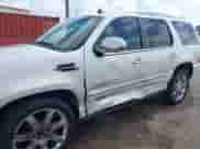 2010 Cadillac Escalade Premium z VIN 1GYUKCEF5AR161736, wystawiony jako IAAI lot #42742355 z przebiegiem 167 681 mil mil oraz . Historia ofert i sprzedaży dostępna na DreamBid. Obrazek 6.