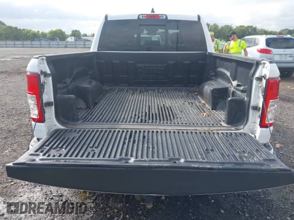 2019 Ram 1500 Big Horn z VIN 1C6RREFT4KN819859, wystawiony jako IAAI lot #43292595 z przebiegiem 88 477 mil mil oraz . Historia ofert i sprzedaży dostępna na DreamBid. Obrazek 18.