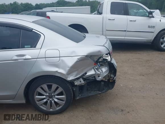 2011 Honda Accord EX z VIN 1HGCP2E7XBA151016, wystawiony jako IAAI lot #42850494 z przebiegiem 242 145 mil mil oraz . Historia ofert i sprzedaży dostępna na DreamBid. Obrazek 6.