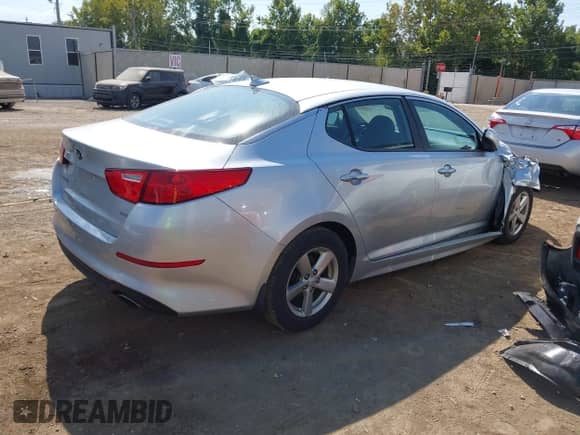 2015 Kia Optima LX z VIN 5XXGM4A70FG486340, wystawiony jako IAAI lot #43212629 z przebiegiem 172 578 mil mil oraz . Historia ofert i sprzedaży dostępna na DreamBid. Obrazek 4.