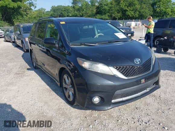 2013 Toyota Sienna SE с VIN 5TDXK3DC0DS357678, выставлен на аукционе IAAI как лот 42659483 с пробегом 150 566 миль миль и . История ставок и продаж доступна на DreamBid. Изображение 1.