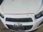 2013 Chevrolet Sonic LT z VIN 1G1JC5SG1D4128273, wystawiony jako IAAI lot #43444451 z przebiegiem 184 414 mil mil oraz . Historia ofert i sprzedaży dostępna na DreamBid. Obrazek 14.