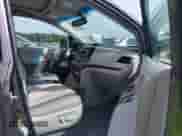 2012 Toyota Sienna XLE с VIN 5TDYK3DC1CS271668, выставлен на аукционе IAAI как лот 43328427 с пробегом 180 718 миль миль и . История ставок и продаж доступна на DreamBid. Изображение 5.