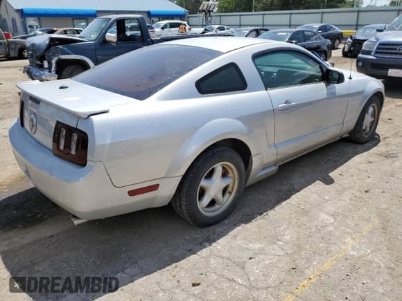 2007 Ford Mustang Deluxe with VIN 1ZVFT80N175326024, listed as a Copart auction lot 63928725 with 178,146 mi miles and Clean title. Bid and sale history available at DreamBid. Image 3.